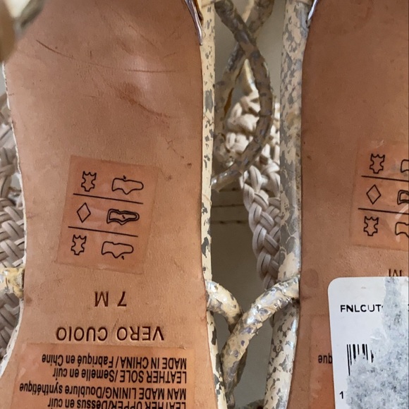 BCBG maxazria sandales all most brand new - Picture 2 of 4